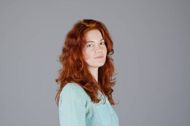 Ritratto d'affari di bella giovane donna con i capelli rossi ricci e gli occhi blu sullo sfondo colorato. Stile di vita.  - Foto, immagini
