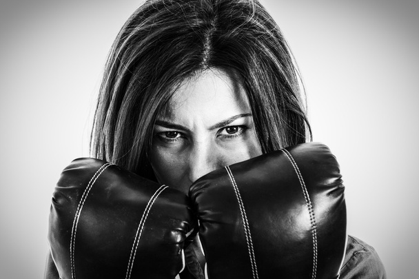  безстрашна і люта сучасна бізнес-леді з боксерськими рукавичками
 - Фото, зображення
