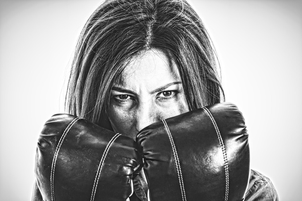mujer de negocios moderna sin miedo y furiosa con guantes de boxeo es
 - Foto, imagen