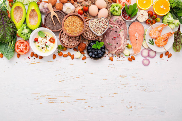 Concepto de dieta baja en carbohidratos cetogénicos. Ingredientes para la selección de alimentos saludables establecidos sobre fondo de madera blanca. - Foto, imagen