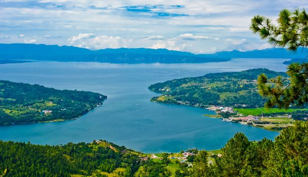 A beleza do Lago Toba, que é um lago caldeira vem de uma erupção vulcânica antiga e é o maior lago vulcânico do mundo. Vista de geosite hutaginjang. Sumatra do Norte, Indonésia - Foto, Imagem