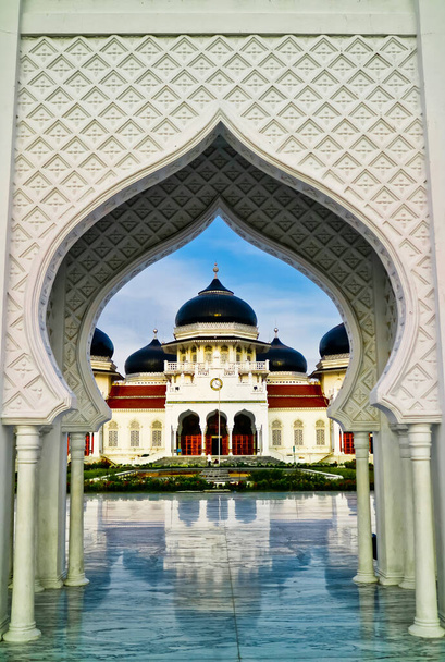 Прекрасное утро в Большой мечети Байтуррахман, Ачех, Индонезия. Мечеть Байтурахман является исторической мечетью и стала свидетелем удивительности цунами 2014 года в Ачехе. - Фото, изображение