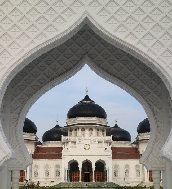 Hermosa mañana en Baiturrahman Gran Mezquita, Aceh, Indonesia.Baiturahman Mezquita es una mezquita histórica y fue testigo de la maravilla del tsunami de Aceh 2014 - Foto, Imagen