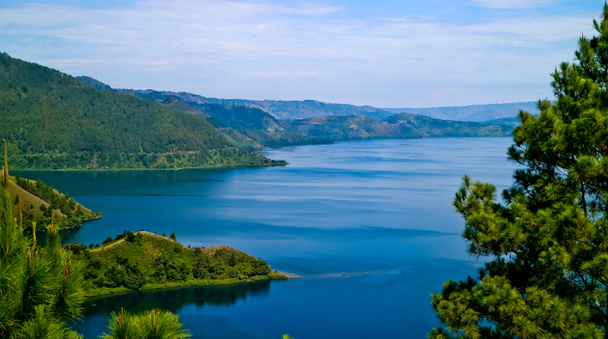 Bir kaldera gölü olan Toba Gölü 'nün güzelliği antik bir volkanik patlamadan gelir ve dünyadaki en büyük volkanik göldür. Kuzey Sumatra, Endonezya - Fotoğraf, Görsel