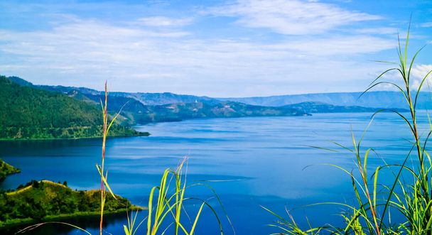 Η ομορφιά της λίμνης Toba η οποία είναι μια λίμνη καλντέρα προέρχεται από μια αρχαία ηφαιστειακή έκρηξη και είναι η μεγαλύτερη ηφαιστειακή λίμνη στον κόσμο. Βόρεια Σουμάτρα, Ινδονησία - Φωτογραφία, εικόνα