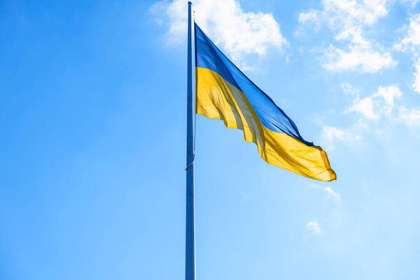 Bandiera dell'Ucraina sventola nel cielo blu. Grande bandiera nazionale ucraina blu gialla. Guerra Russia attaccato Ucraina - Foto, immagini