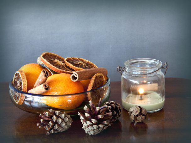 Navidad simple: tazón con especias y frutas y una vela
 - Foto, Imagen