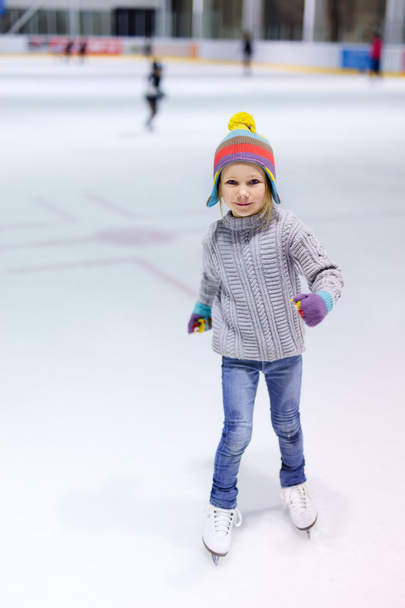 Little girl ice skating - Фото, зображення