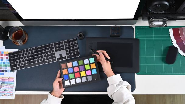 Jovem designer de trabalho gráfico tablet e amostras de cor no escritório criativo. - Foto, Imagem