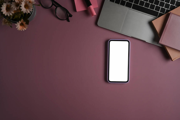 Modyfikacje smartfona, laptopa, notebooków i okularów na fioletowym tle. - Zdjęcie, obraz