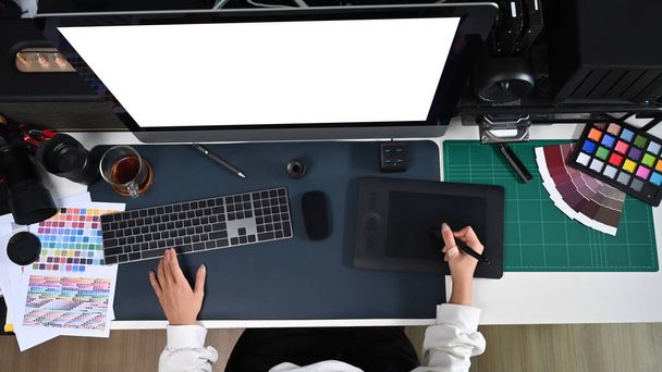 Diseñador gráfico femenino de vista aérea que trabaja con computadora y tableta gráfica. - Foto, imagen