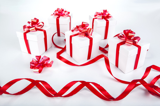 білі подарункові коробки на сірому
 - Фото, зображення