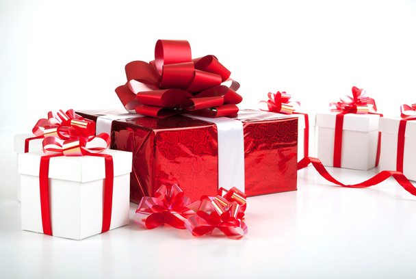 eine rote Geschenkschachtel weiße Geschenkschachteln auf grau - Foto, Bild
