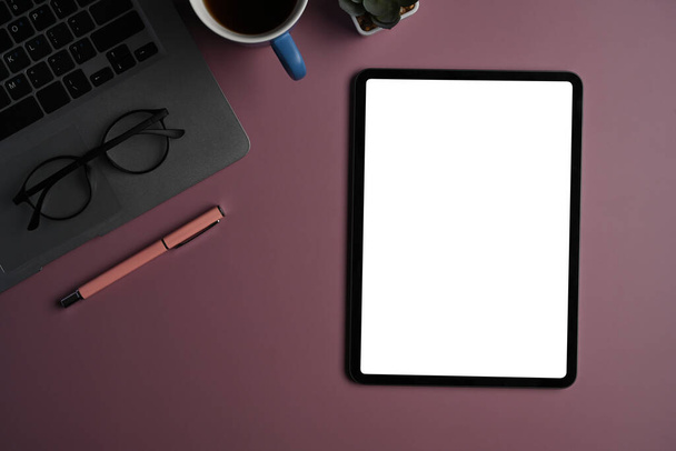 Kreatív munkahely digitális táblagéppel, laptoppal és kávéscsészével lila háttérrel. Felülnézet - Fotó, kép