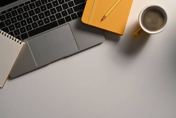 Ноутбук, ноутбук и чашка кофе на белом столе. - Фото, изображение