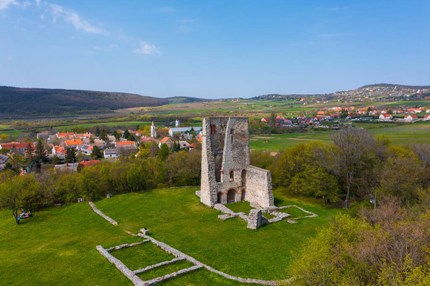 Dorgicse, Węgry - Widok z lotu ptaka na ruiny kościoła Boldogasszony nad Balatonem. - Zdjęcie, obraz