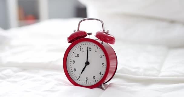 Reloj despertador para siete relojes está en la cama de cerca - Imágenes, Vídeo