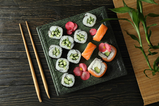 Concepto de comida sabrosa con sushi, vista superior - Foto, Imagen