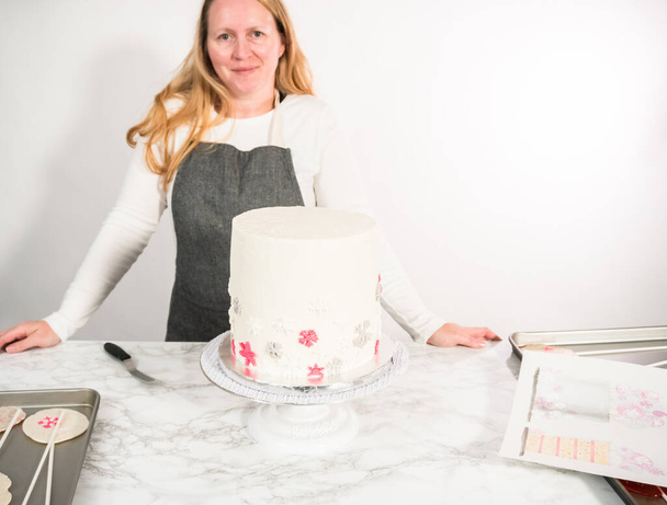 Pečení vysoký kulatý dort s velkými lízátka pro holčičí narozeninovou oslavu. - Fotografie, Obrázek