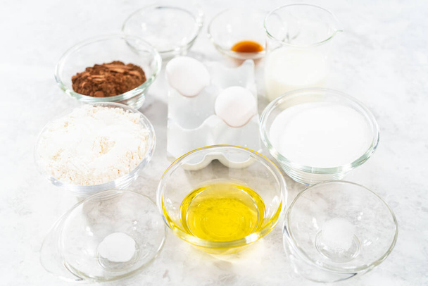 Ingredientes en cuencos de vidrio para hornear pastelitos s 'mores. - Foto, Imagen