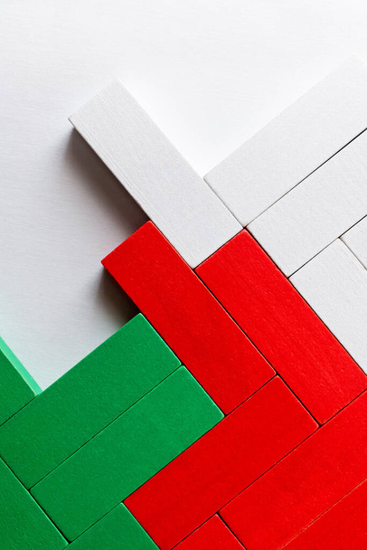 vue de dessus des blocs verts, blancs et rouges sur fond clair - Photo, image