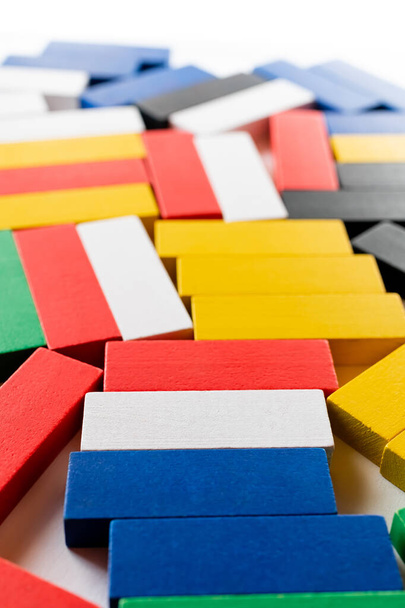 vue rapprochée de blocs quadrangulaires multicolores sur fond blanc - Photo, image