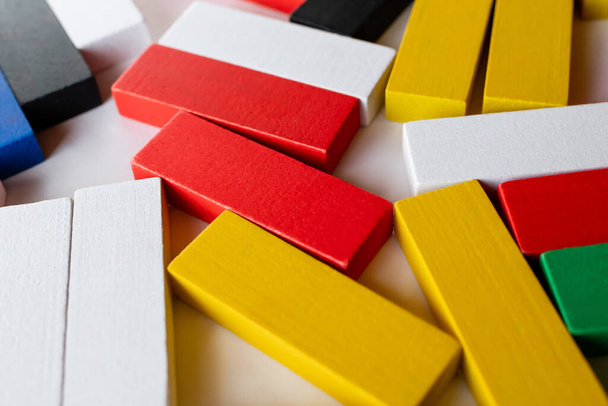vista de cerca de bloques amarillos, blancos y rojos sobre fondo claro - Foto, Imagen