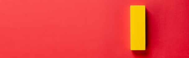 Kırmızı arkaplandaki sarı bloğun üst görünümü kopyalama alanı, pankart - Fotoğraf, Görsel