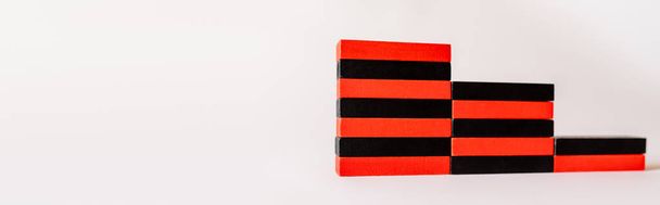 escaleras hechas de bloques rojos y negros sobre fondo blanco con espacio de copia, pancarta - Foto, Imagen