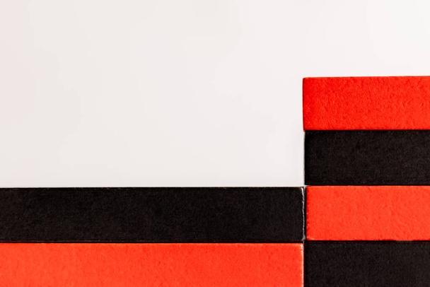 vue rapprochée de blocs rectangulaires rouges et noirs isolés sur blanc - Photo, image