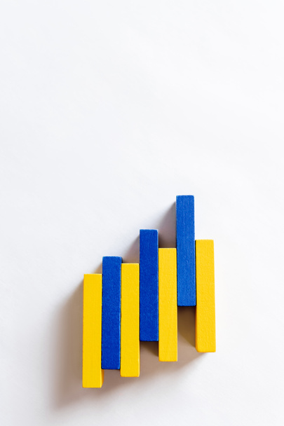 vista superior de coloridos bloques azules y amarillos sobre fondo blanco con espacio de copia, concepto ucraniano - Foto, imagen