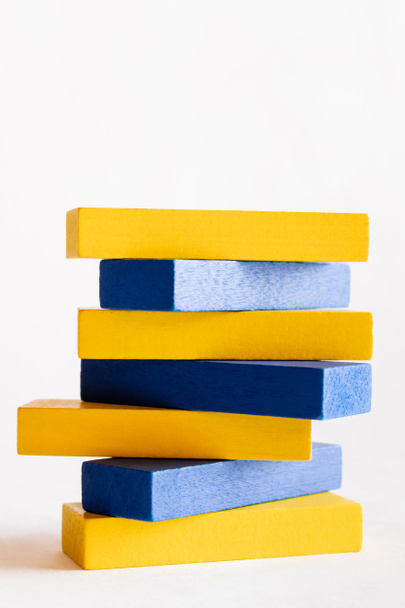 pilha de blocos azuis e amarelos no fundo branco, conceito ucraniano - Foto, Imagem