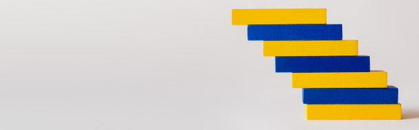 színes kék és sárga blokkok halmozott fehér háttér, ukrán koncepció, banner - Fotó, kép