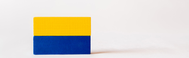 blauw en geel vierhoekige blokken op witte achtergrond met kopieerruimte, Oekraïens concept, banner - Foto, afbeelding