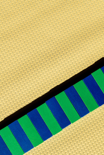 widok górny linii niebiesko-zielonych klocków na beżowej powierzchni teksturowanej z przestrzenią do kopiowania - Zdjęcie, obraz