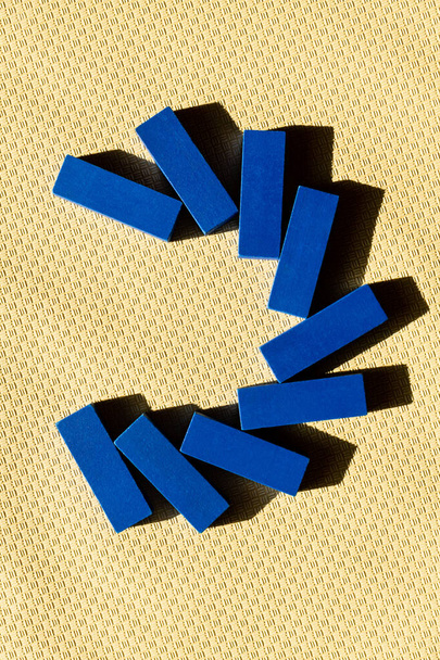 vista superior de bloques tetragonales azules en superficie texturizada beige - Foto, Imagen