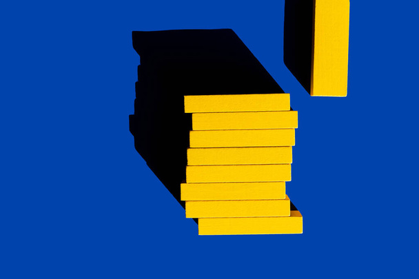 felső nézet fényes sárga blokkok kék háttér, ukrán koncepció - Fotó, kép