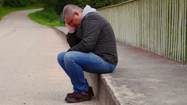 Depressziós ember a hídon - Felvétel, videó