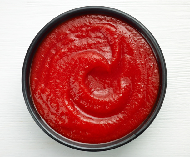 Kom met ketchup of tomaat saus - Foto, afbeelding