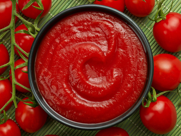 Kom met ketchup of tomaat saus - Foto, afbeelding