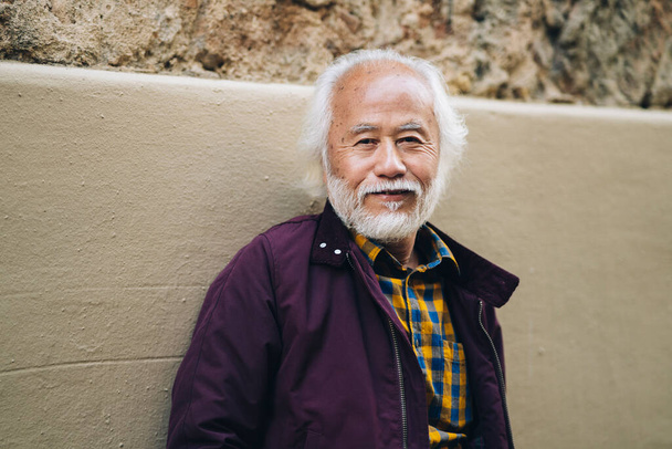 Beyaz saçlı, sakallı, gülümseyen kıdemli Asyalı adam portresi. - Fotoğraf, Görsel