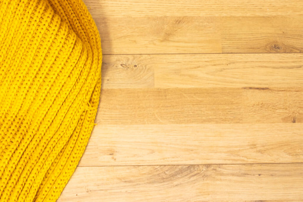 bufanda de invierno en la mesa de madera. puede ser utilizado para mostrar o montar sus productos - Foto, imagen