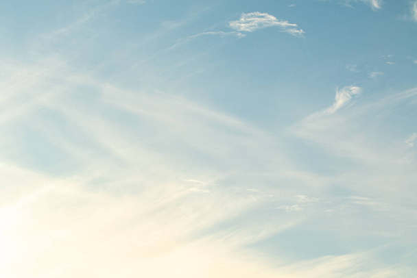 Witte cirrus wolken aan de blauwe lucht. Afbeelding van een bewolkte lucht. Heldere lucht met wolken. - Foto, afbeelding