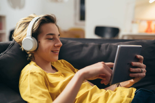 teenager using digital tablet at home - Φωτογραφία, εικόνα