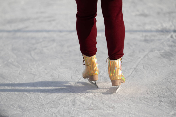 Moscow, Russia - January 5, 2022: Ice skating during the Christmas break. - Foto, Bild