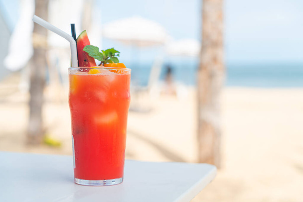 fresh fruit punch with sea beach background - Foto, afbeelding