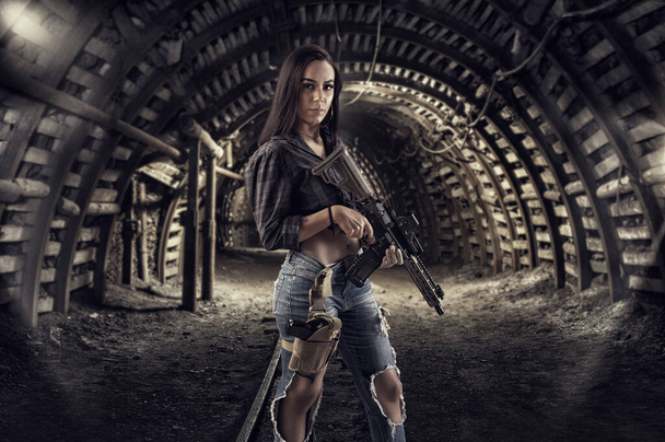 Gama / DF, Brasil, 8 de novembro de 2021, menina segurando uma arma, rifle e pistola - Foto, Imagem