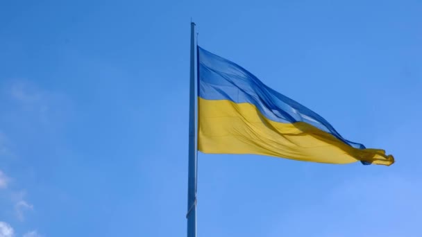 Bandiera dell'Ucraina sventola nel cielo blu. Grande bandiera nazionale ucraina blu gialla. Guerra Russia attaccato Ucraina - Filmati, video
