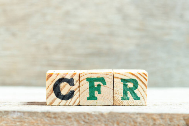 Αλφαβητικό πεδίο γραμμάτων στη λέξη CFR (συντομογραφία Κόστος και ναύλος) σε φόντο ξύλου - Φωτογραφία, εικόνα