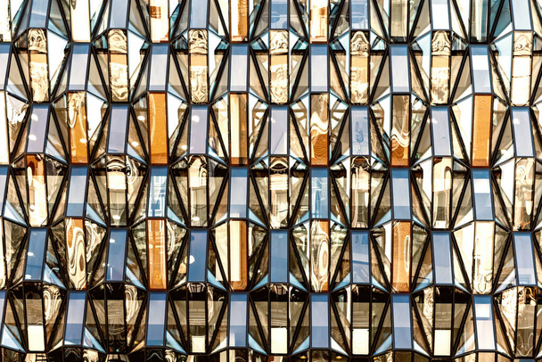 Abstraktní architektonický detail geometrických panelů s ocelovými rámy. Pozadí zpracované v retro oranžových a modrých doplňkových barvách.  - Fotografie, Obrázek